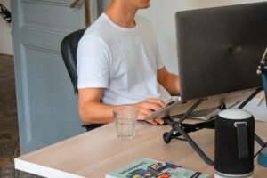 Comment trouver ses premiers clients en solo : méthode en 5 étapes