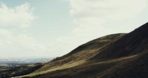 Trouver ses Premiers Clients en Solo : Méthodes Concrètes 2026